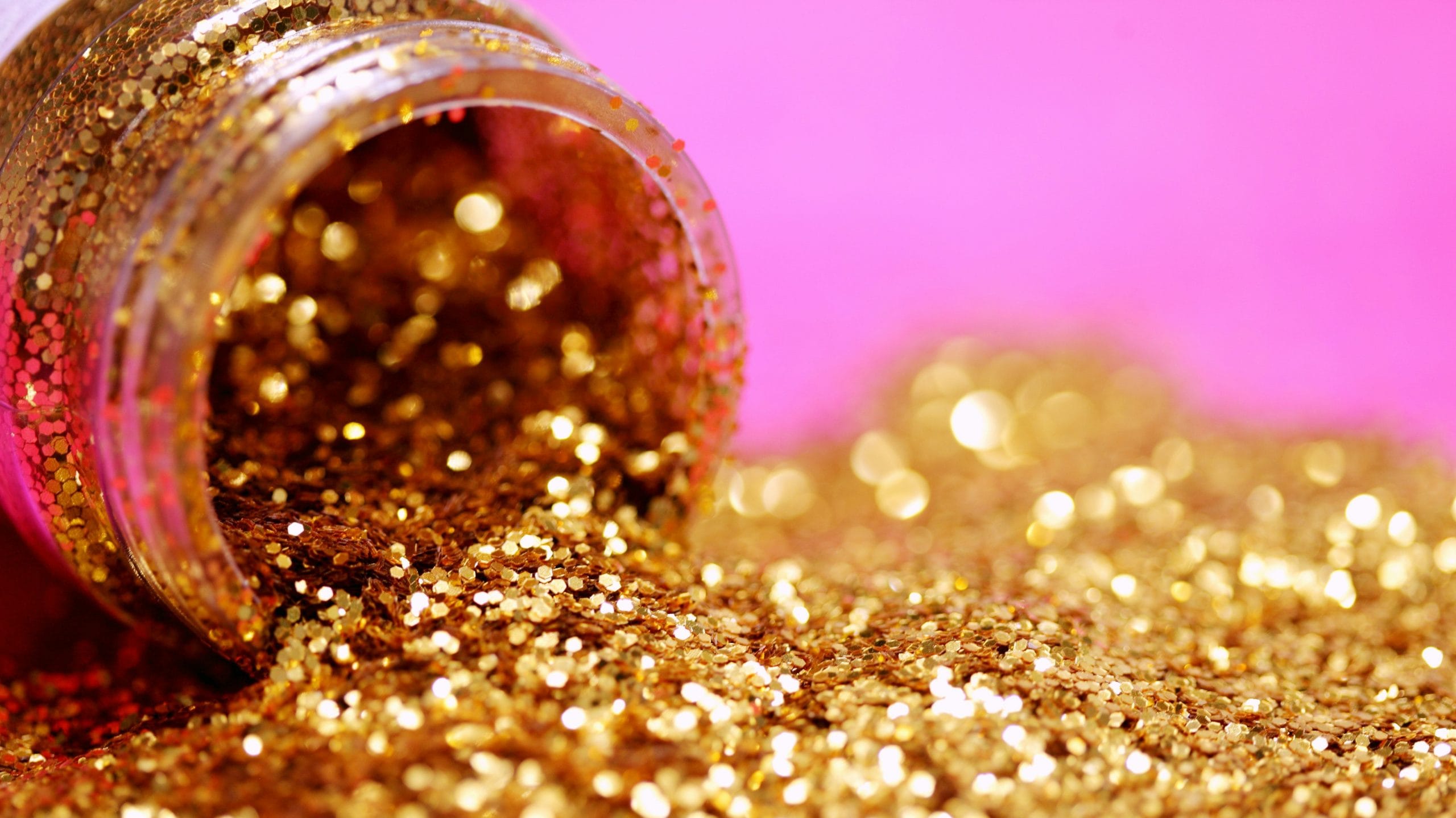 Como remover glitter do corpo, da roupa e dos móveis: guia pós-Carnaval sem estresse