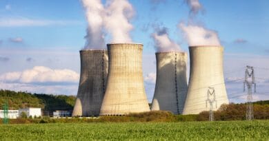 Usina nuclear soltando fumaça