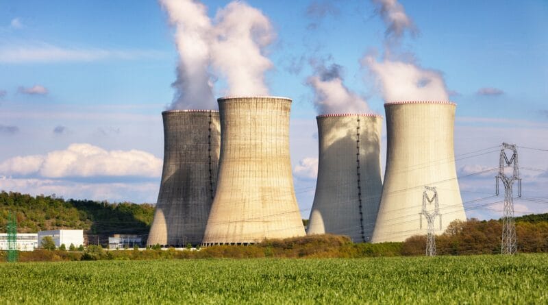 Usina nuclear soltando fumaça
